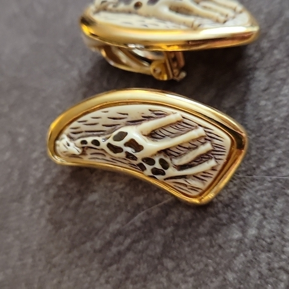 VTG 1970s 3D Acrylic Giraffe Bib Beaded Collar Necklace Clip-on Earrings Set - Picture 10 of 14